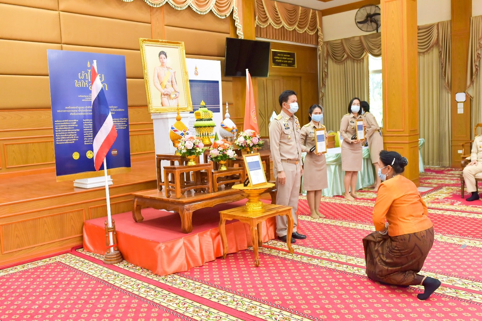 จังหวัดมหาสารคาม ประกอบพิธีลงนามถวายพระพรชัยมงคลสมเด็จพระเจ้าลูกเธอ เจ้าฟ้าสิริวัณณวรี นารีรัตนราชกัญญา เนื่องในโอกาสวันคล้ายวันประสูติ 8 มกราคม 2564 และพิธีมอบแบบลายผ้ามัดหมี่ ชื่อลาย “ผ้ามัดหมี่ลายขอเจ้าฟ้าสิริวัณณวรีฯ” แก่ผู้แทนกลุ่มทอผ้า จังหวัดมหาสารคาม 