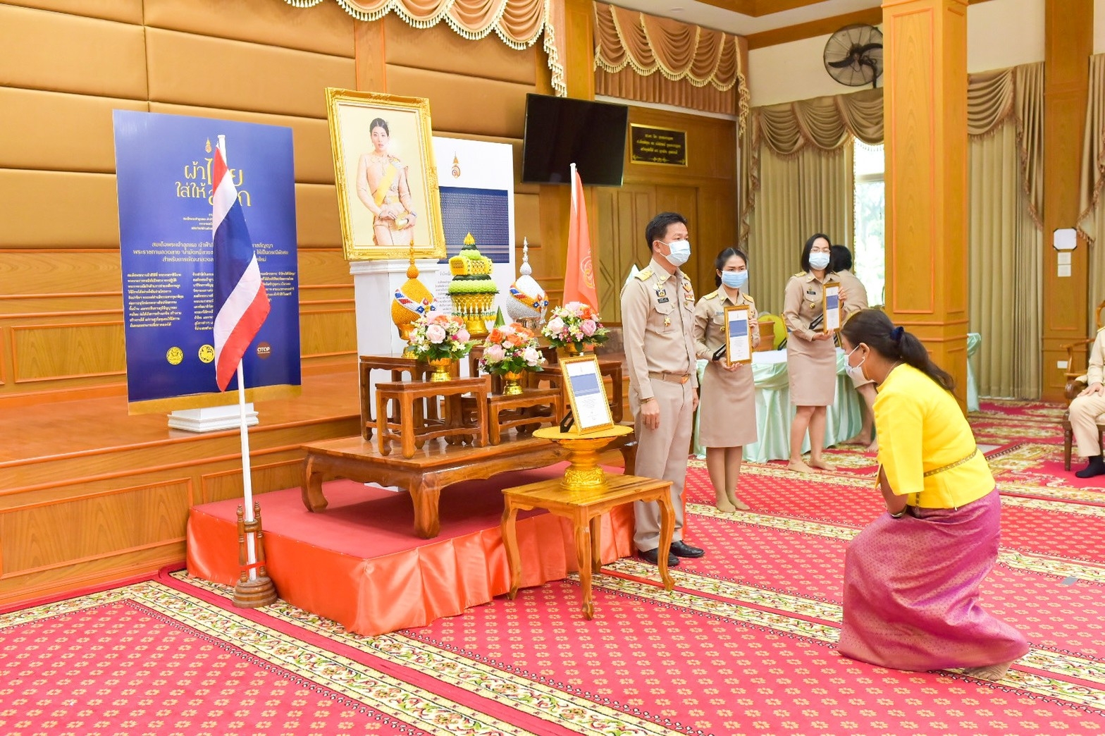 จังหวัดมหาสารคาม ประกอบพิธีลงนามถวายพระพรชัยมงคลสมเด็จพระเจ้าลูกเธอ เจ้าฟ้าสิริวัณณวรี นารีรัตนราชกัญญา เนื่องในโอกาสวันคล้ายวันประสูติ 8 มกราคม 2564 และพิธีมอบแบบลายผ้ามัดหมี่ ชื่อลาย “ผ้ามัดหมี่ลายขอเจ้าฟ้าสิริวัณณวรีฯ” แก่ผู้แทนกลุ่มทอผ้า จังหวัดมหาสารคาม 