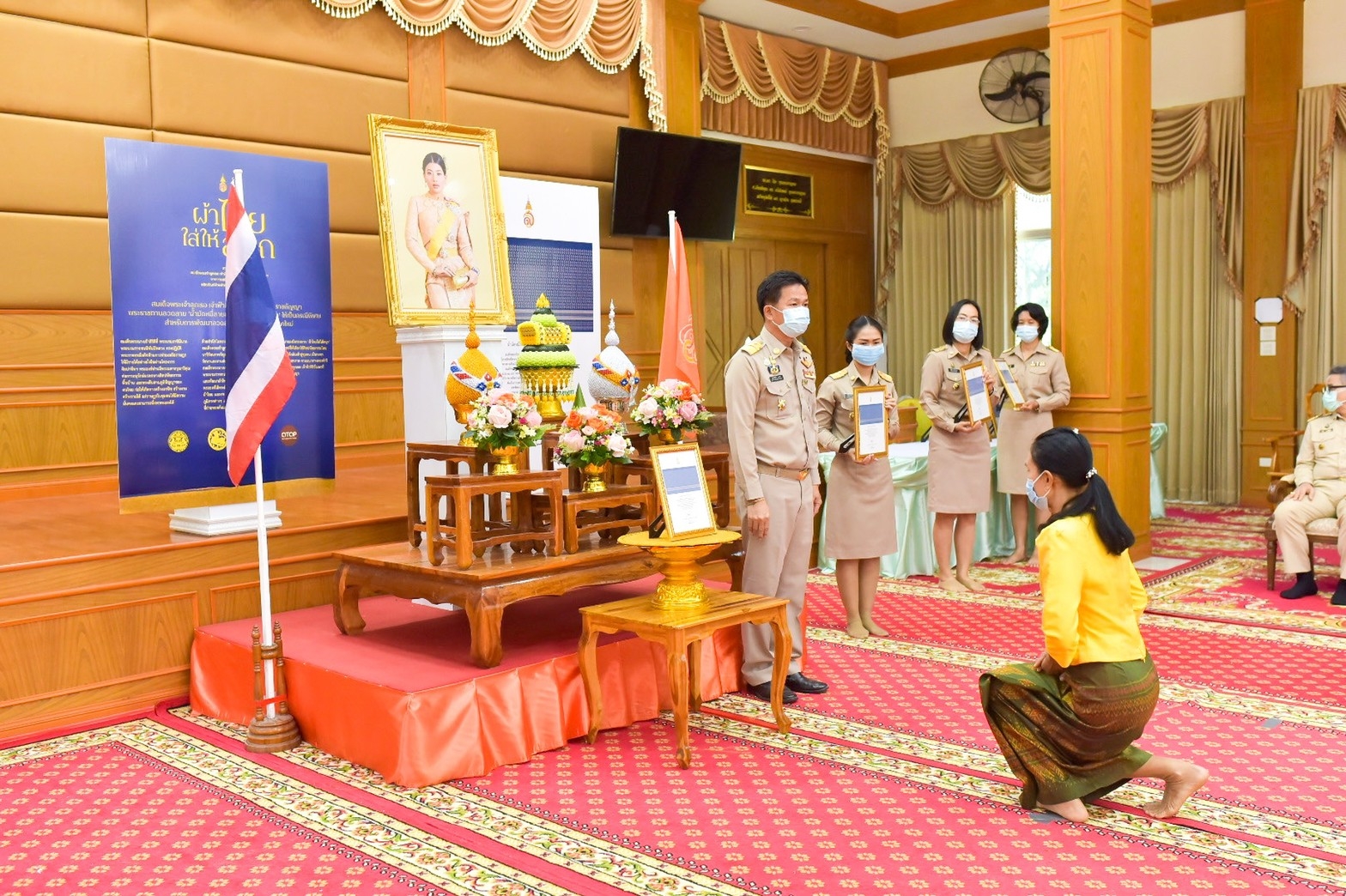 จังหวัดมหาสารคาม ประกอบพิธีลงนามถวายพระพรชัยมงคลสมเด็จพระเจ้าลูกเธอ เจ้าฟ้าสิริวัณณวรี นารีรัตนราชกัญญา เนื่องในโอกาสวันคล้ายวันประสูติ 8 มกราคม 2564 และพิธีมอบแบบลายผ้ามัดหมี่ ชื่อลาย “ผ้ามัดหมี่ลายขอเจ้าฟ้าสิริวัณณวรีฯ” แก่ผู้แทนกลุ่มทอผ้า จังหวัดมหาสารคาม 