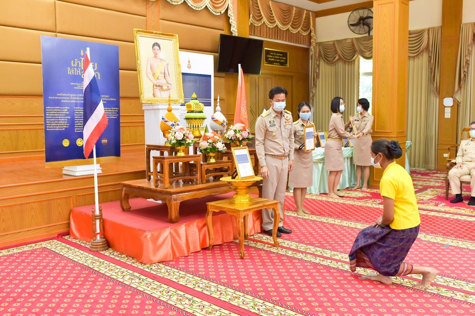จังหวัดมหาสารคาม ประกอบพิธีลงนามถวายพระพรชัยมงคลสมเด็จพระเจ้าลูกเธอ เจ้าฟ้าสิริวัณณวรี นารีรัตนราชกัญญา เนื่องในโอกาสวันคล้ายวันประสูติ 8 มกราคม 2564 และพิธีมอบแบบลายผ้ามัดหมี่ ชื่อลาย “ผ้ามัดหมี่ลายขอเจ้าฟ้าสิริวัณณวรีฯ” แก่ผู้แทนกลุ่มทอผ้า จังหวัดมหาสารคาม 