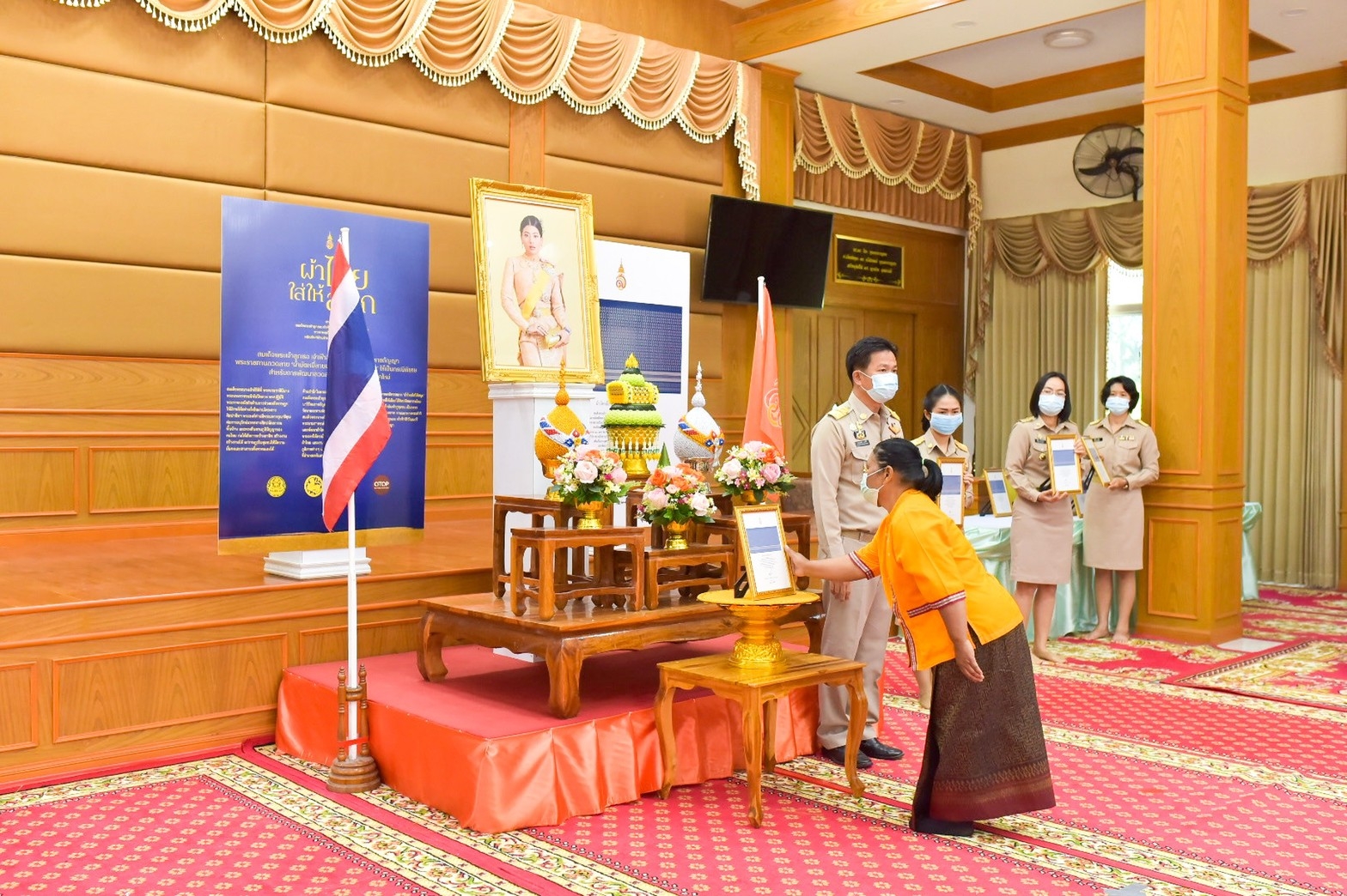 จังหวัดมหาสารคาม ประกอบพิธีลงนามถวายพระพรชัยมงคลสมเด็จพระเจ้าลูกเธอ เจ้าฟ้าสิริวัณณวรี นารีรัตนราชกัญญา เนื่องในโอกาสวันคล้ายวันประสูติ 8 มกราคม 2564 และพิธีมอบแบบลายผ้ามัดหมี่ ชื่อลาย “ผ้ามัดหมี่ลายขอเจ้าฟ้าสิริวัณณวรีฯ” แก่ผู้แทนกลุ่มทอผ้า จังหวัดมหาสารคาม 