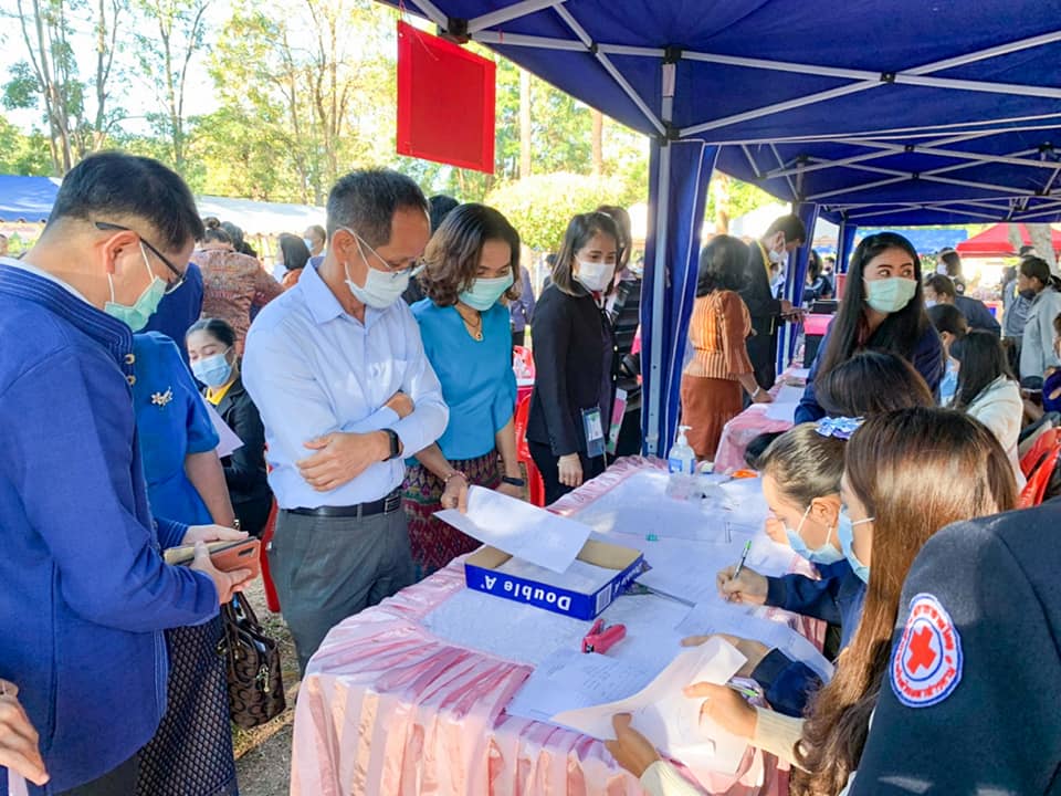 พช.มหาสารคาม ร่วมมอบสิ่งของในกิจกรรม “รวมน้ำใจให้กาชาด จังหวัดมหาสารคาม”