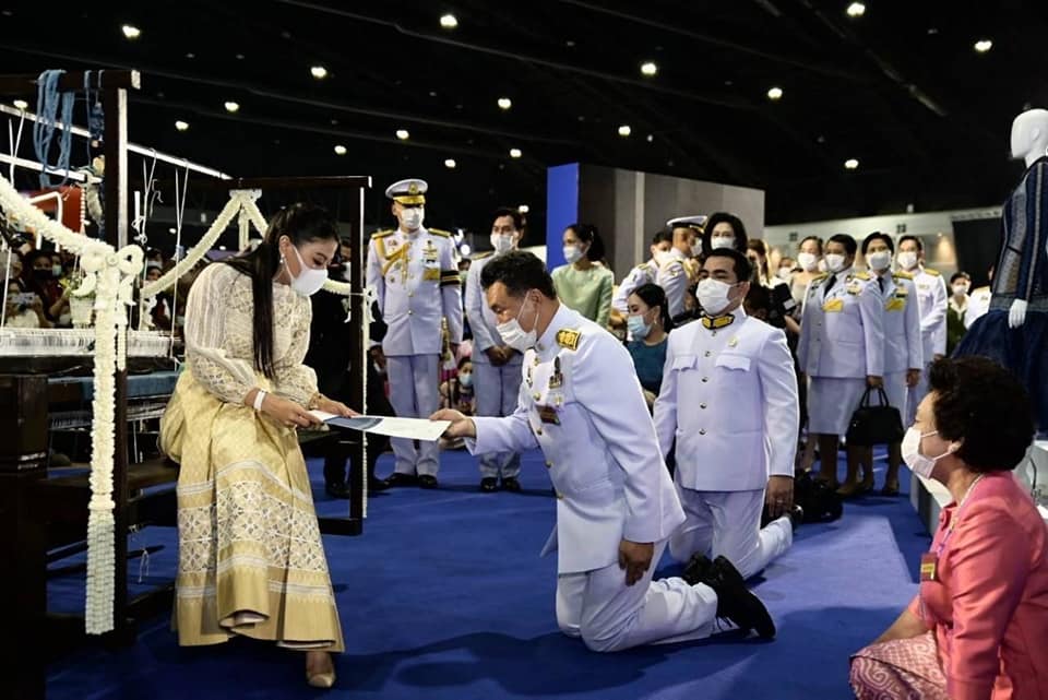 สมเด็จพระเจ้าลูกเธอ เจ้าฟ้าสิริวัณณวรี นารีรัตนราชกัญญา พระราชทานแบบลายผ้ามัดหมี่ ชื่อลาย “ผ้ามัดหมี่ลายขอเจ้าฟ้าสิริวัณณวรีฯ” ให้แก่ชาวไทยทุกคน เป็นของขวัญปีใหม่ ๒๕๖๔