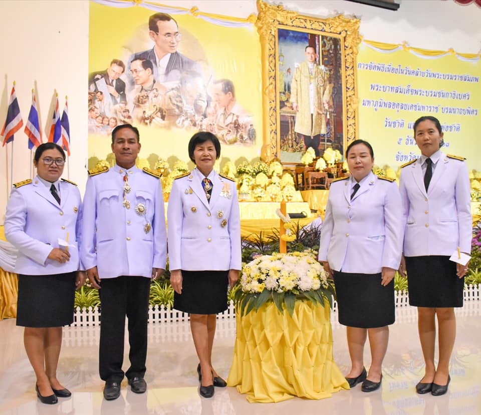 พช.มหาสารคาม ร่วมพิธีจุดเทียนสดุดีพระเกียรติคุณและน้อมรำลึกในพระมหากรุณาธิคุณของ  พระบาทสมเด็จพระบรมชนกาธิเบศร มหาภูมิพลอดุลยเดชมหาราช บรมนาถบพิตร วันชาติ และวันพ่อแห่งชาติ 5 ธันวาคม 2563