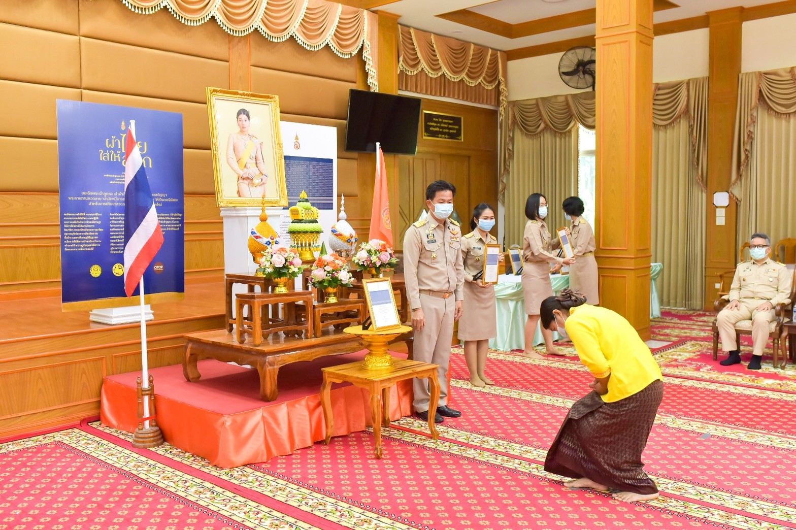 จังหวัดมหาสารคาม ประกอบพิธีลงนามถวายพระพรชัยมงคลสมเด็จพระเจ้าลูกเธอ เจ้าฟ้าสิริวัณณวรี นารีรัตนราชกัญญา เนื่องในโอกาสวันคล้ายวันประสูติ 8 มกราคม 2564 และพิธีมอบแบบลายผ้ามัดหมี่ ชื่อลาย “ผ้ามัดหมี่ลายขอเจ้าฟ้าสิริวัณณวรีฯ” แก่ผู้แทนกลุ่มทอผ้า จังหวัดมหาสารคาม 