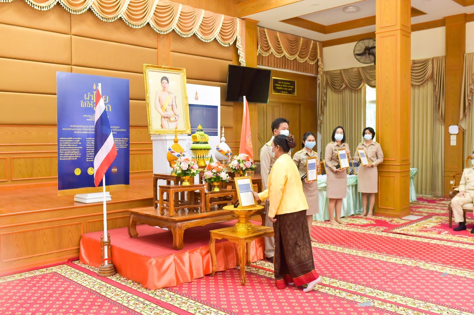 จังหวัดมหาสารคาม ประกอบพิธีลงนามถวายพระพรชัยมงคลสมเด็จพระเจ้าลูกเธอ เจ้าฟ้าสิริวัณณวรี นารีรัตนราชกัญญา เนื่องในโอกาสวันคล้ายวันประสูติ 8 มกราคม 2564 และพิธีมอบแบบลายผ้ามัดหมี่ ชื่อลาย “ผ้ามัดหมี่ลายขอเจ้าฟ้าสิริวัณณวรีฯ” แก่ผู้แทนกลุ่มทอผ้า จังหวัดมหาสารคาม 