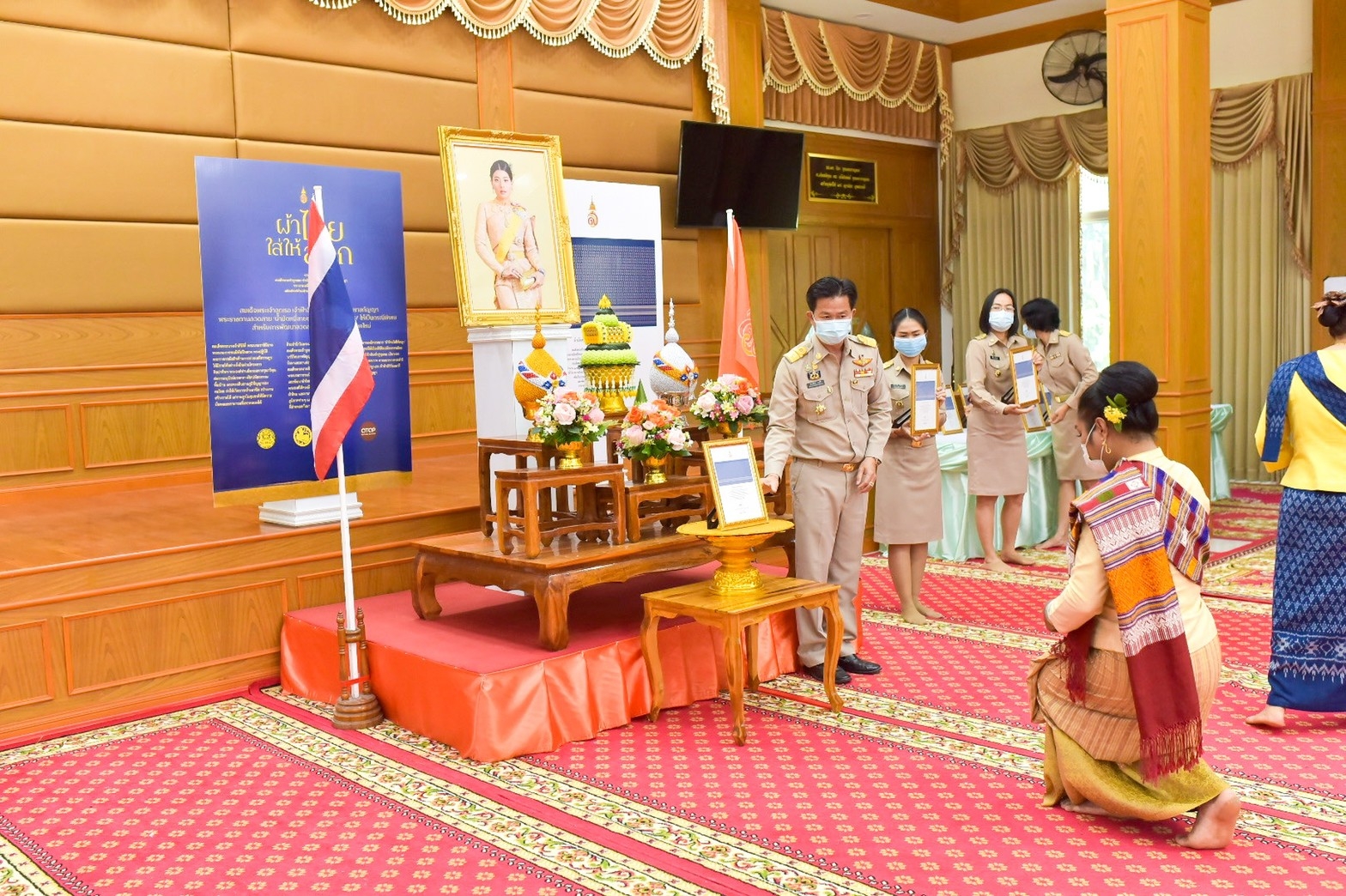 จังหวัดมหาสารคาม ประกอบพิธีลงนามถวายพระพรชัยมงคลสมเด็จพระเจ้าลูกเธอ เจ้าฟ้าสิริวัณณวรี นารีรัตนราชกัญญา เนื่องในโอกาสวันคล้ายวันประสูติ 8 มกราคม 2564 และพิธีมอบแบบลายผ้ามัดหมี่ ชื่อลาย “ผ้ามัดหมี่ลายขอเจ้าฟ้าสิริวัณณวรีฯ” แก่ผู้แทนกลุ่มทอผ้า จังหวัดมหาสารคาม 