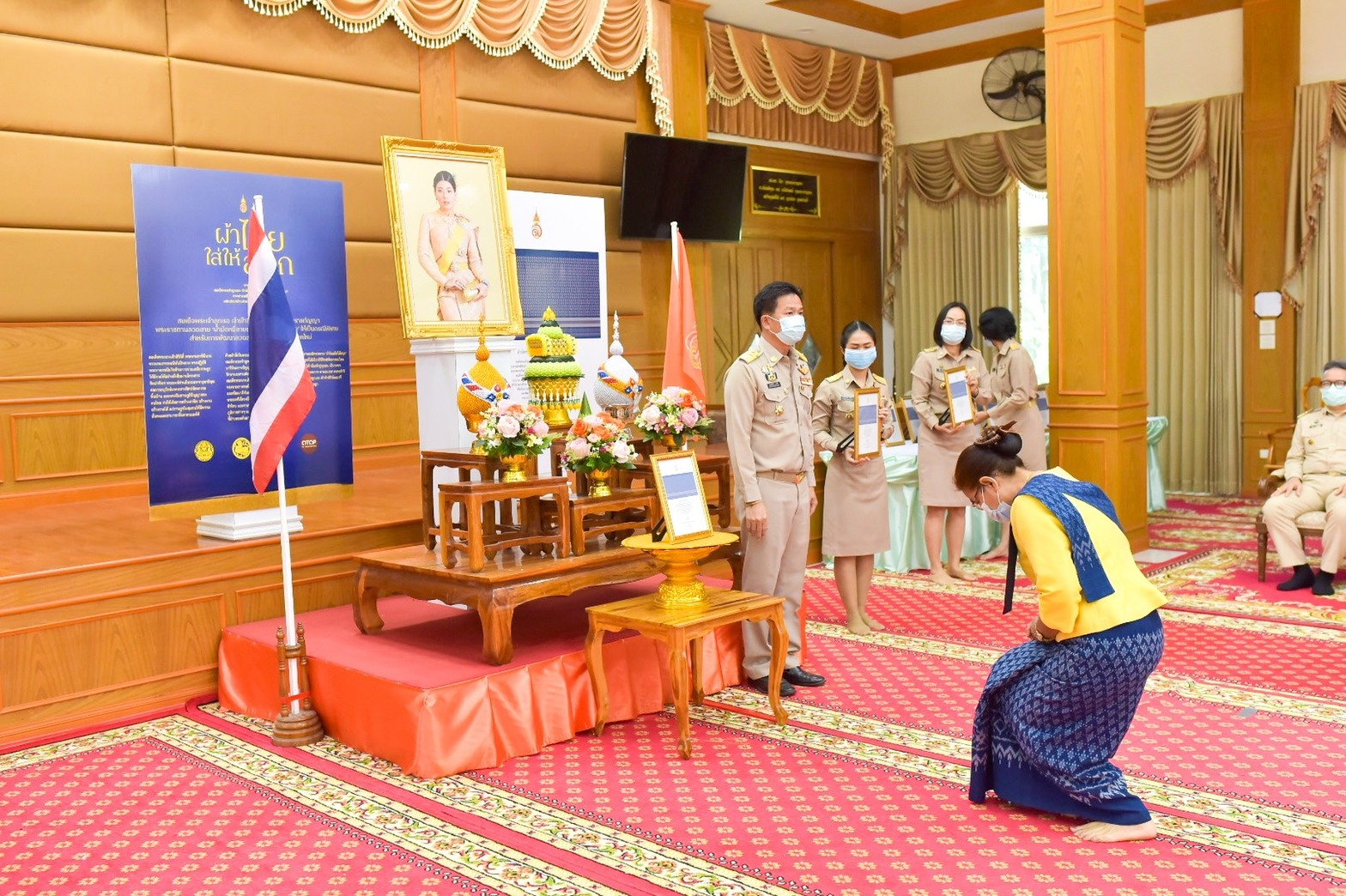 จังหวัดมหาสารคาม ประกอบพิธีลงนามถวายพระพรชัยมงคลสมเด็จพระเจ้าลูกเธอ เจ้าฟ้าสิริวัณณวรี นารีรัตนราชกัญญา เนื่องในโอกาสวันคล้ายวันประสูติ 8 มกราคม 2564 และพิธีมอบแบบลายผ้ามัดหมี่ ชื่อลาย “ผ้ามัดหมี่ลายขอเจ้าฟ้าสิริวัณณวรีฯ” แก่ผู้แทนกลุ่มทอผ้า จังหวัดมหาสารคาม 