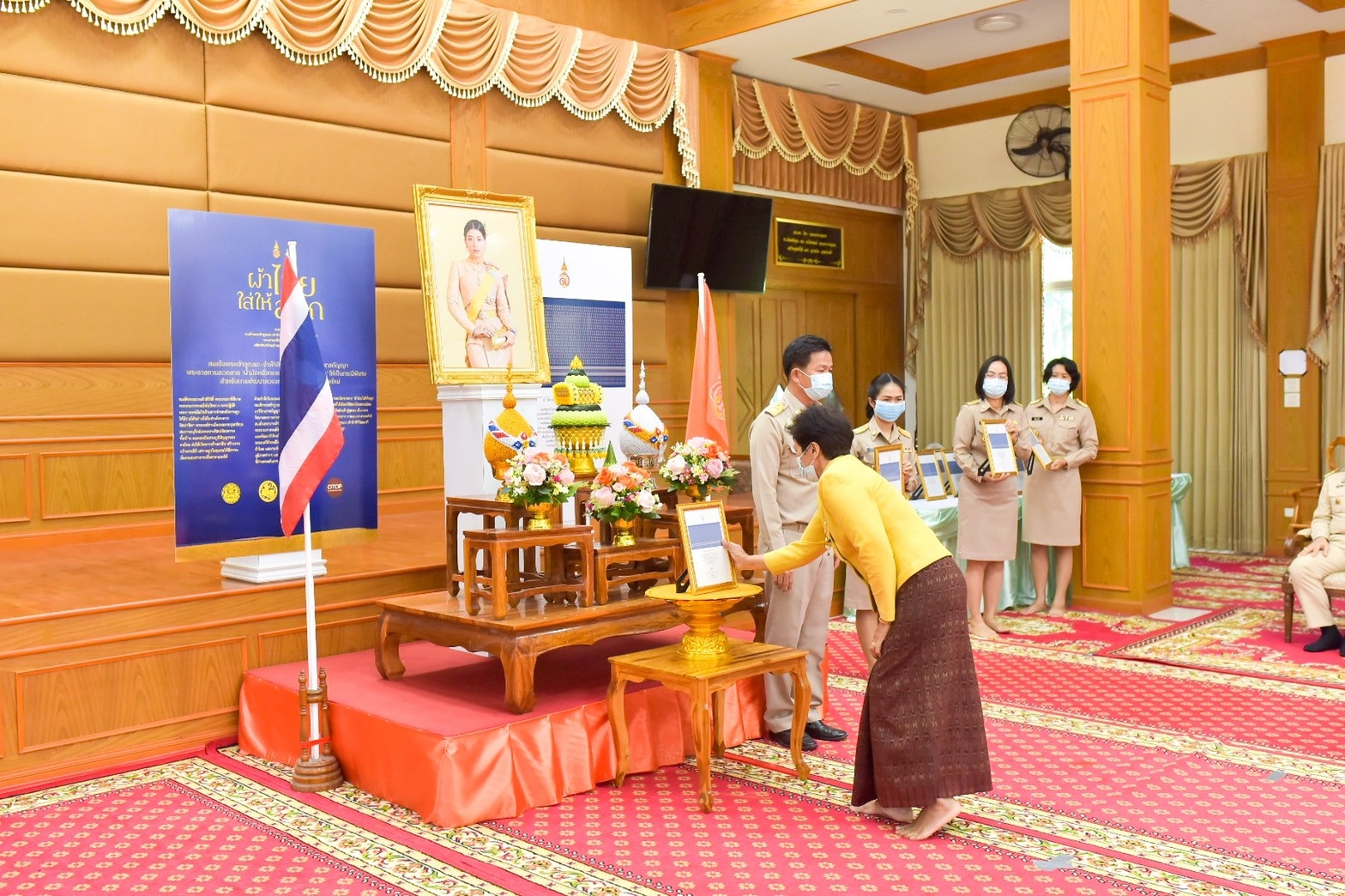 จังหวัดมหาสารคาม ประกอบพิธีลงนามถวายพระพรชัยมงคลสมเด็จพระเจ้าลูกเธอ เจ้าฟ้าสิริวัณณวรี นารีรัตนราชกัญญา เนื่องในโอกาสวันคล้ายวันประสูติ 8 มกราคม 2564 และพิธีมอบแบบลายผ้ามัดหมี่ ชื่อลาย “ผ้ามัดหมี่ลายขอเจ้าฟ้าสิริวัณณวรีฯ” แก่ผู้แทนกลุ่มทอผ้า จังหวัดมหาสารคาม 
