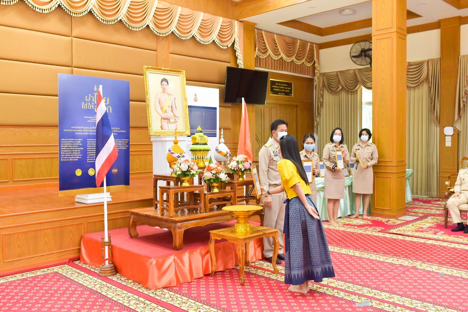 จังหวัดมหาสารคาม ประกอบพิธีลงนามถวายพระพรชัยมงคลสมเด็จพระเจ้าลูกเธอ เจ้าฟ้าสิริวัณณวรี นารีรัตนราชกัญญา เนื่องในโอกาสวันคล้ายวันประสูติ 8 มกราคม 2564 และพิธีมอบแบบลายผ้ามัดหมี่ ชื่อลาย “ผ้ามัดหมี่ลายขอเจ้าฟ้าสิริวัณณวรีฯ” แก่ผู้แทนกลุ่มทอผ้า จังหวัดมหาสารคาม 