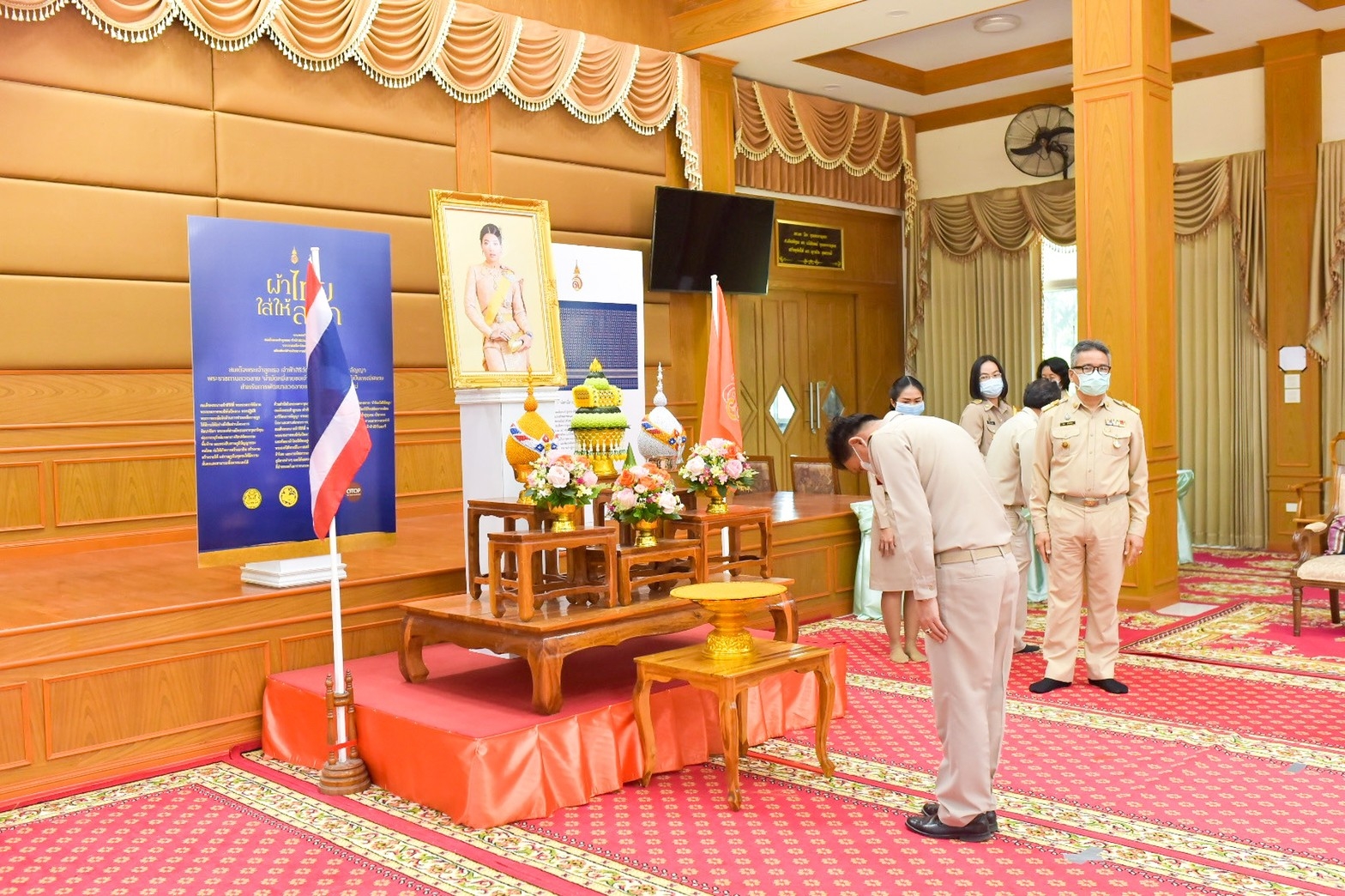 จังหวัดมหาสารคาม ประกอบพิธีลงนามถวายพระพรชัยมงคลสมเด็จพระเจ้าลูกเธอ เจ้าฟ้าสิริวัณณวรี นารีรัตนราชกัญญา เนื่องในโอกาสวันคล้ายวันประสูติ 8 มกราคม 2564 และพิธีมอบแบบลายผ้ามัดหมี่ ชื่อลาย “ผ้ามัดหมี่ลายขอเจ้าฟ้าสิริวัณณวรีฯ” แก่ผู้แทนกลุ่มทอผ้า จังหวัดมหาสารคาม 