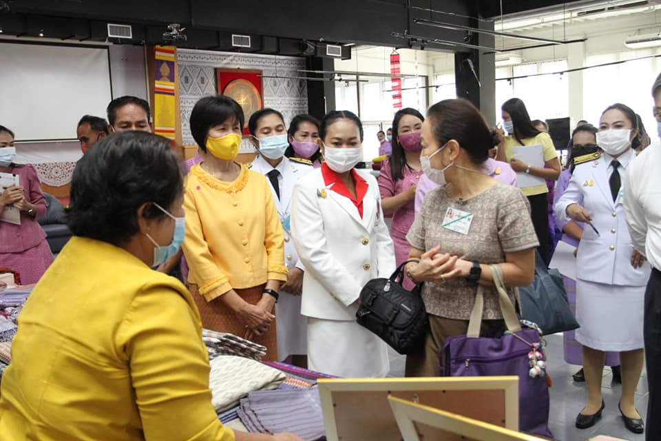 ข้าราชบริพารในพระองค์ 904 นางสาวอรวรรณ แย้มพลาย ตำแหน่งประจำสำนักพระราชวังพิเศษ ระดับ 9 กองงานในพระองค์ สมเด็จพระกนิษฐาธิราชเจ้า กรมสมเด็จพระเทพรัตนราชสุดาฯ สยามบรมราชกุมารี และนางพาสินี ลิ่มอติบูลย์ ผู้บริหารร้านภูฟ้า เยี่ยมชมกลุ่มอาชีพและเลือกซื้อผลิตภัณฑ์ชุมชน OTOP จังหวัดมหาสารคาม