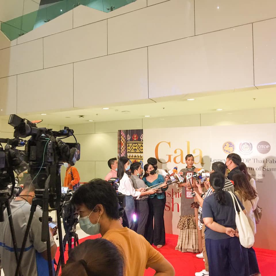 จังหวัดมหาสารคาม ร่วมพิธีเปิดงานกาล่าไนท์ ตามโครงการสืบสานภูมิปัญญา OTOP ผ้าไทย และเผยแพร่อัตลักษณ์ผ้าแห่งสยาม