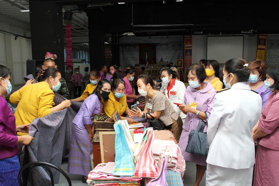 ข้าราชบริพารในพระองค์ 904 นางสาวอรวรรณ แย้มพลาย ตำแหน่งประจำสำนักพระราชวังพิเศษ ระดับ 9 กองงานในพระองค์ สมเด็จพระกนิษฐาธิราชเจ้า กรมสมเด็จพระเทพรัตนราชสุดาฯ สยามบรมราชกุมารี และนางพาสินี ลิ่มอติบูลย์ ผู้บริหารร้านภูฟ้า เยี่ยมชมกลุ่มอาชีพและเลือกซื้อผลิตภัณฑ์ชุมชน OTOP จังหวัดมหาสารคาม