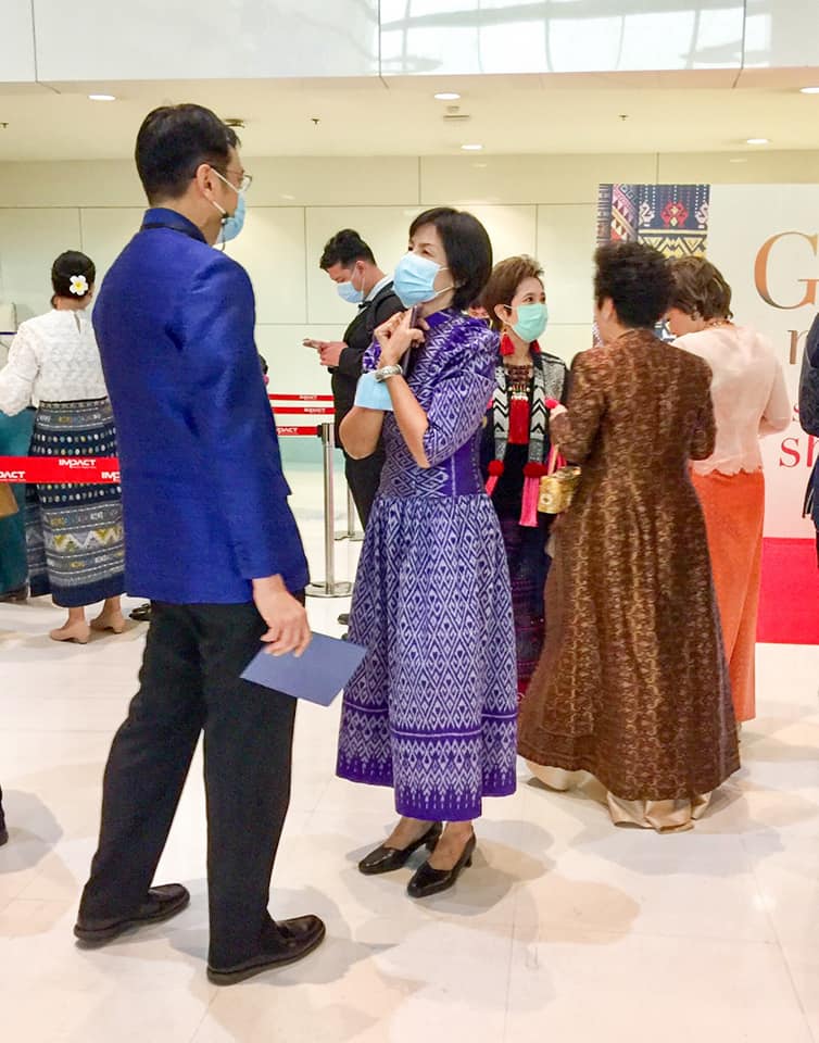 จังหวัดมหาสารคาม ร่วมพิธีเปิดงานกาล่าไนท์ ตามโครงการสืบสานภูมิปัญญา OTOP ผ้าไทย และเผยแพร่อัตลักษณ์ผ้าแห่งสยาม