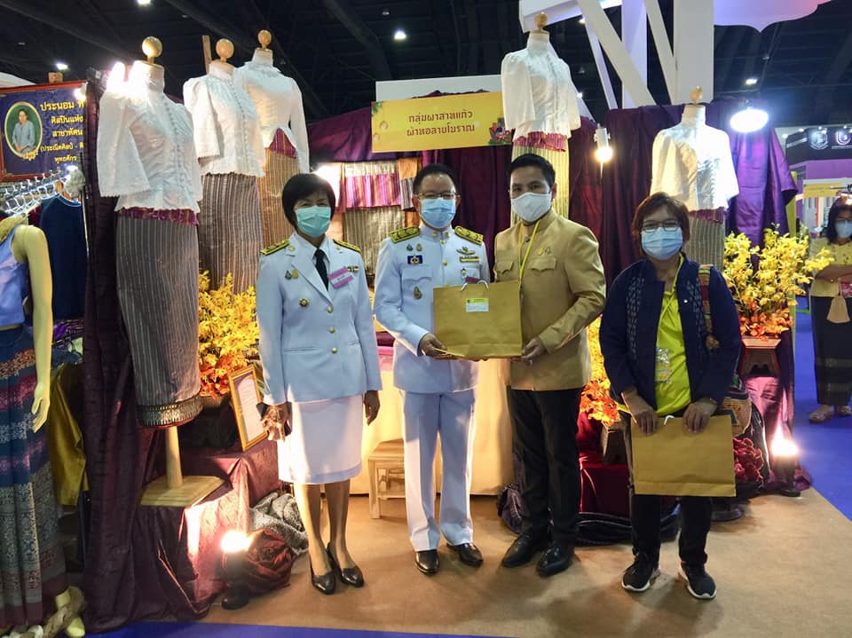 นายธัญวัฒน์ ชาญพินิจ รองผู้ว่าราชการจังหวัดมหาสารคาม และนางสงวนมะเสนา พัฒนาการจังหวัดมหาสารคาม พบปะให้กำลังใจผู้ผลิต ผู้ประกอบการ OTOP   ที่เข้าร่วมจำหน่ายสินค้าภายในงาน OTOP City 2020  ซึ่งกำหนดจัดขึ้นระหว่างวันที่ 19-27 ธันวาคม 2563   ณ อาคานชาเลนเจอร์ 1-3 ศูนย์แสดงสินค้าและการประชุมอิมแพ็ค เมืองทองธานี จังหวัดนนทบุรี