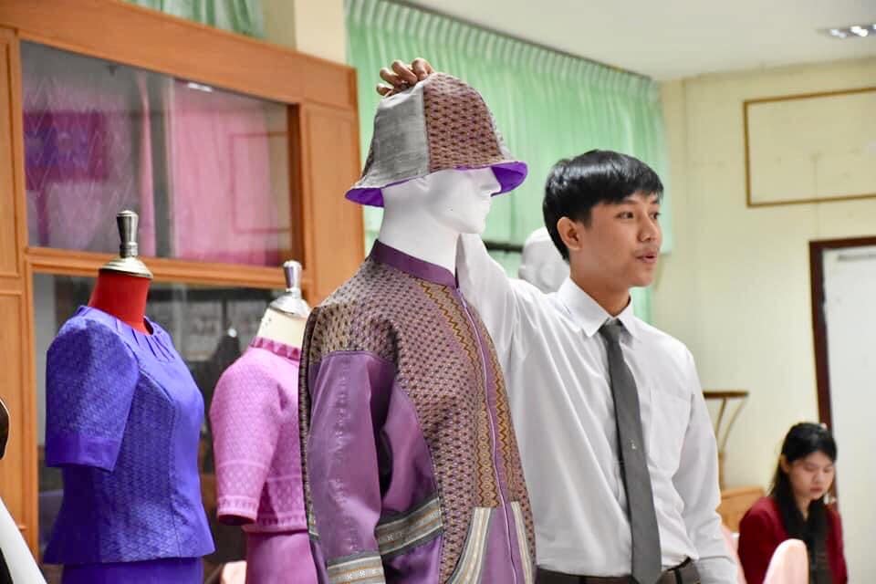 อธิบดีกรมการพัฒนาชุมชน มอบโล่เชิดชูเกียรติแก่นายสุรบดินทร์ อรุณโน ซึ่งเป็นผู้ชนะเลิศการกวดนักออกแบบรุ่นใหม่ (Young Designer )จังหวัดมหาสารคาม