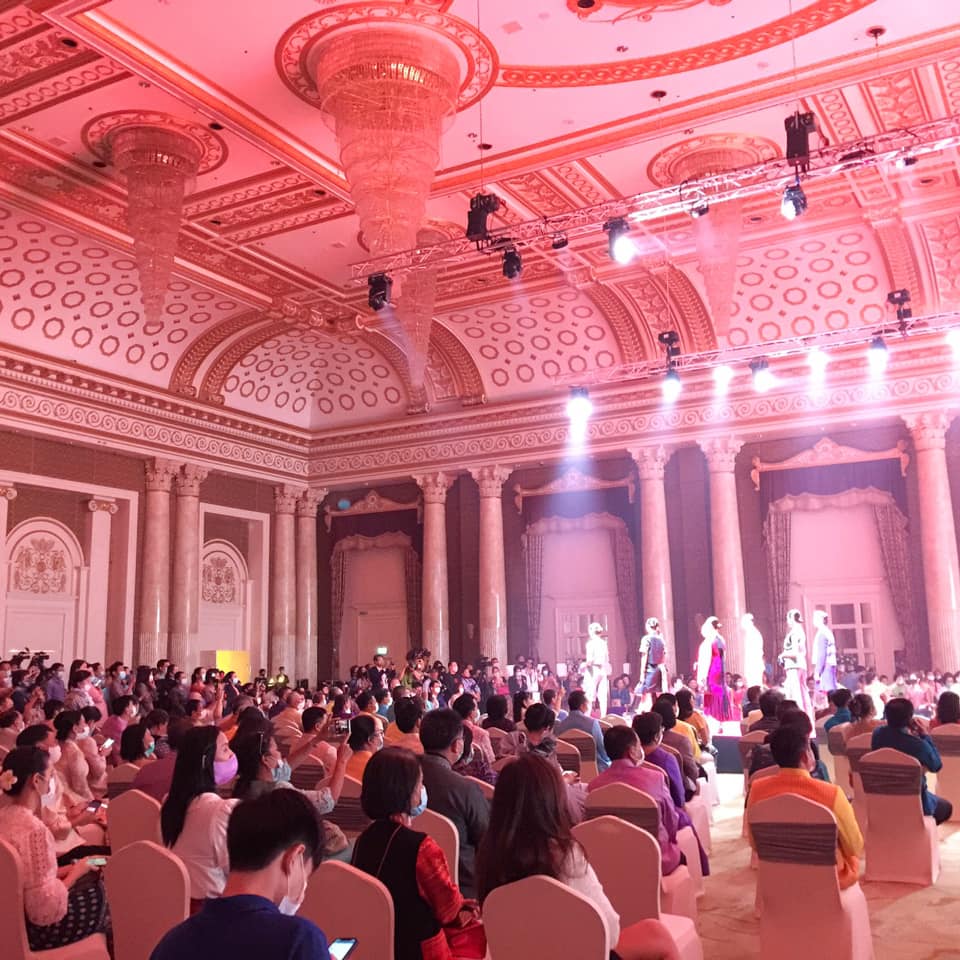จังหวัดมหาสารคาม ร่วมพิธีเปิดงานกาล่าไนท์ ตามโครงการสืบสานภูมิปัญญา OTOP ผ้าไทย และเผยแพร่อัตลักษณ์ผ้าแห่งสยาม