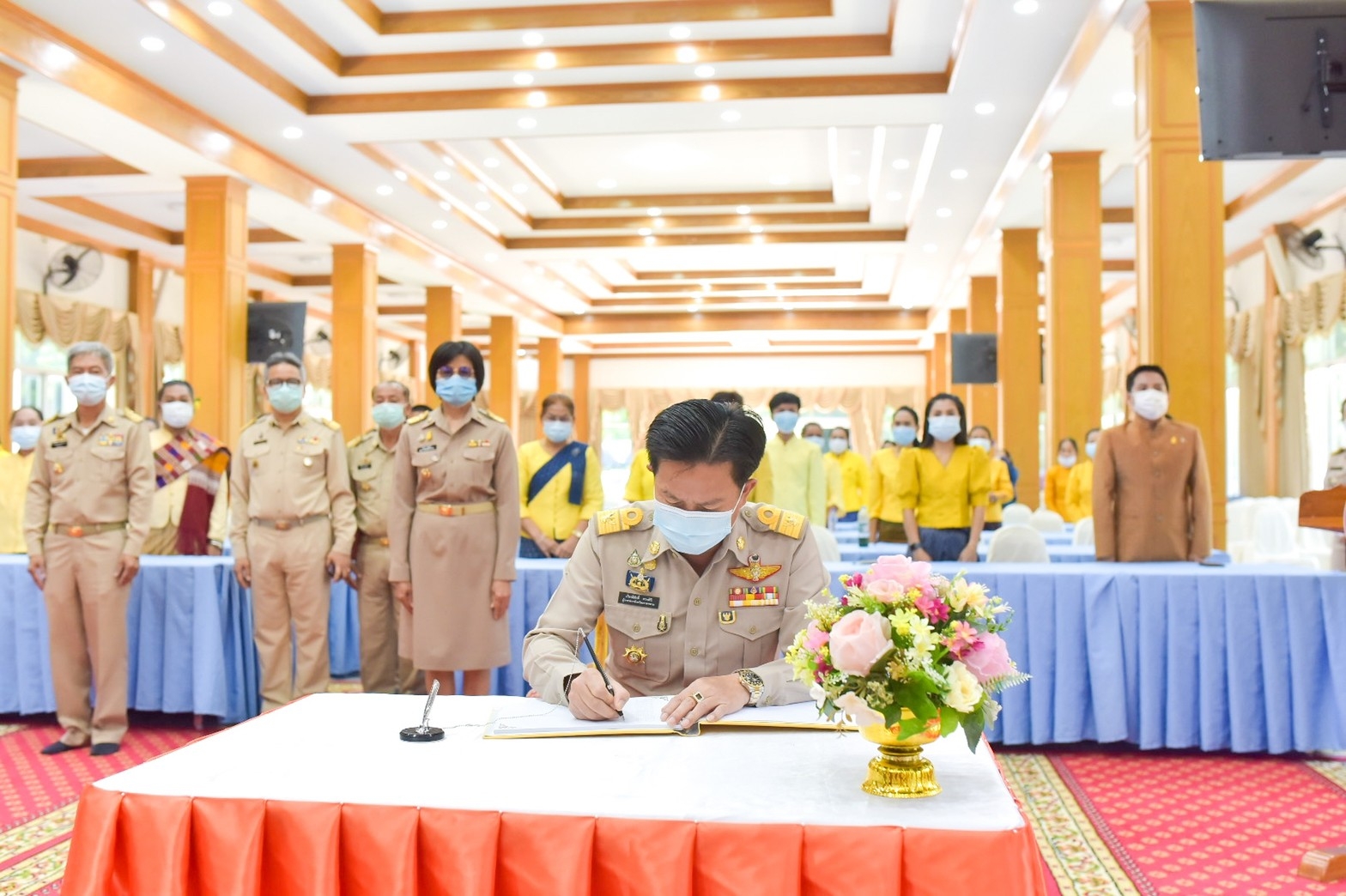 จังหวัดมหาสารคาม ประกอบพิธีลงนามถวายพระพรชัยมงคลสมเด็จพระเจ้าลูกเธอ เจ้าฟ้าสิริวัณณวรี นารีรัตนราชกัญญา เนื่องในโอกาสวันคล้ายวันประสูติ 8 มกราคม 2564 และพิธีมอบแบบลายผ้ามัดหมี่ ชื่อลาย “ผ้ามัดหมี่ลายขอเจ้าฟ้าสิริวัณณวรีฯ” แก่ผู้แทนกลุ่มทอผ้า จังหวัดมหาสารคาม 