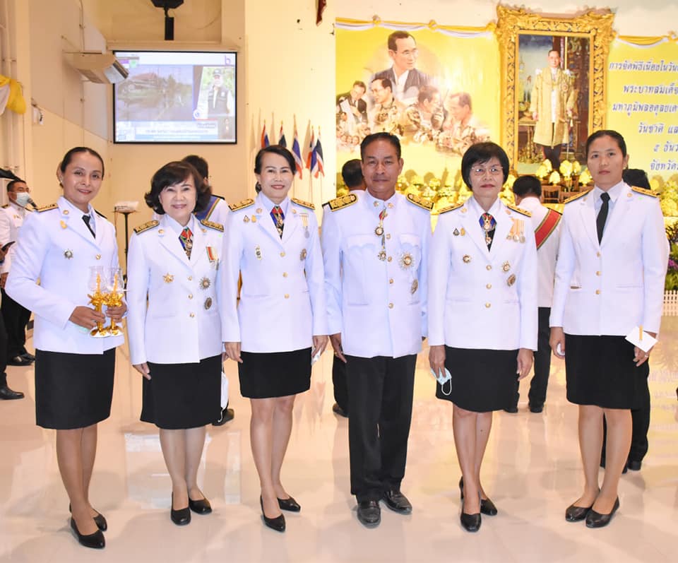 พช.มหาสารคาม ร่วมพิธีจุดเทียนสดุดีพระเกียรติคุณและน้อมรำลึกในพระมหากรุณาธิคุณของ  พระบาทสมเด็จพระบรมชนกาธิเบศร มหาภูมิพลอดุลยเดชมหาราช บรมนาถบพิตร วันชาติ และวันพ่อแห่งชาติ 5 ธันวาคม 2563