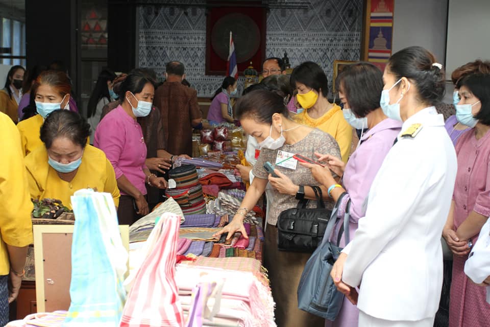 ข้าราชบริพารในพระองค์ 904 นางสาวอรวรรณ แย้มพลาย ตำแหน่งประจำสำนักพระราชวังพิเศษ ระดับ 9 กองงานในพระองค์ สมเด็จพระกนิษฐาธิราชเจ้า กรมสมเด็จพระเทพรัตนราชสุดาฯ สยามบรมราชกุมารี และนางพาสินี ลิ่มอติบูลย์ ผู้บริหารร้านภูฟ้า เยี่ยมชมกลุ่มอาชีพและเลือกซื้อผลิตภัณฑ์ชุมชน OTOP จังหวัดมหาสารคาม