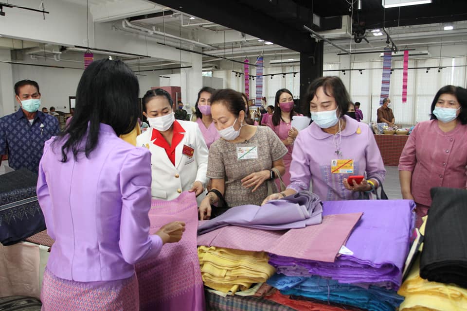 ข้าราชบริพารในพระองค์ 904 นางสาวอรวรรณ แย้มพลาย ตำแหน่งประจำสำนักพระราชวังพิเศษ ระดับ 9 กองงานในพระองค์ สมเด็จพระกนิษฐาธิราชเจ้า กรมสมเด็จพระเทพรัตนราชสุดาฯ สยามบรมราชกุมารี และนางพาสินี ลิ่มอติบูลย์ ผู้บริหารร้านภูฟ้า เยี่ยมชมกลุ่มอาชีพและเลือกซื้อผลิตภัณฑ์ชุมชน OTOP จังหวัดมหาสารคาม