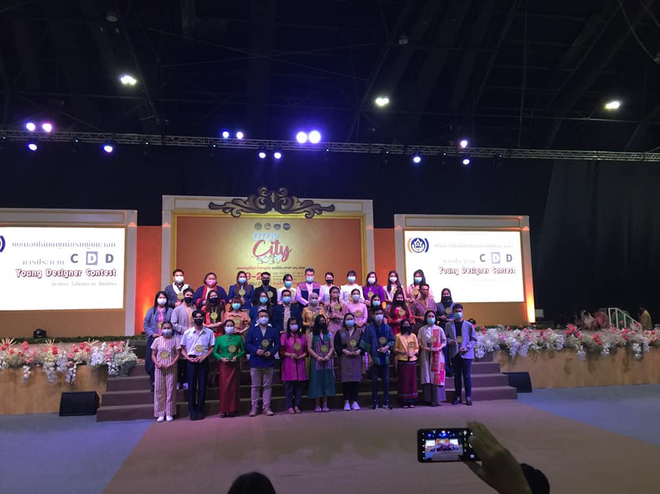 อธิบดีกรมการพัฒนาชุมชน มอบโล่เชิดชูเกียรติแก่นายสุรบดินทร์ อรุณโน ซึ่งเป็นผู้ชนะเลิศการกวดนักออกแบบรุ่นใหม่ (Young Designer )จังหวัดมหาสารคาม