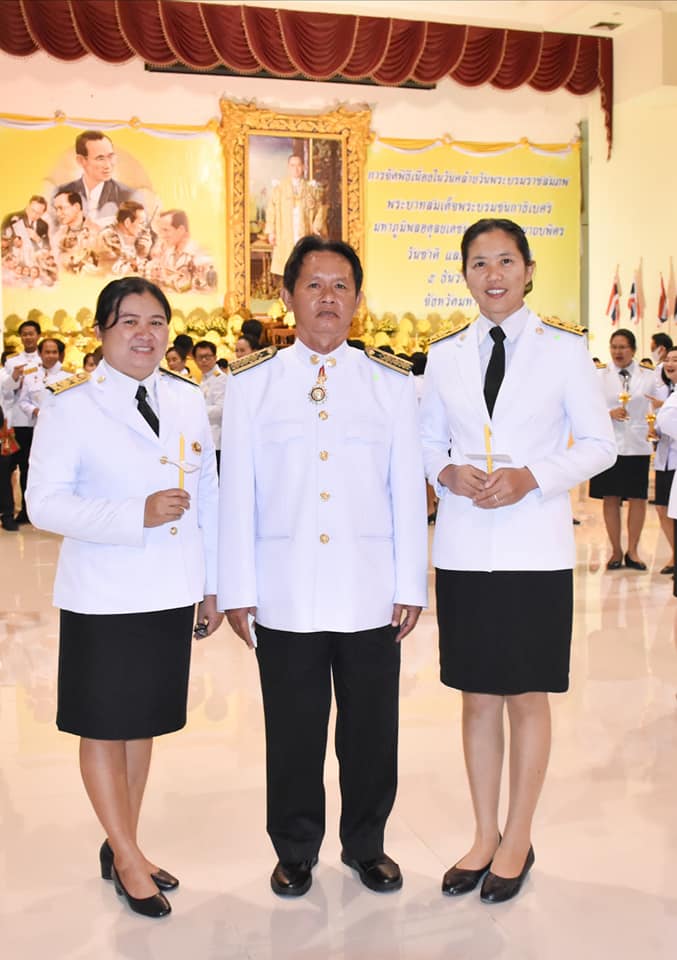 พช.มหาสารคาม ร่วมพิธีจุดเทียนสดุดีพระเกียรติคุณและน้อมรำลึกในพระมหากรุณาธิคุณของ  พระบาทสมเด็จพระบรมชนกาธิเบศร มหาภูมิพลอดุลยเดชมหาราช บรมนาถบพิตร วันชาติ และวันพ่อแห่งชาติ 5 ธันวาคม 2563
