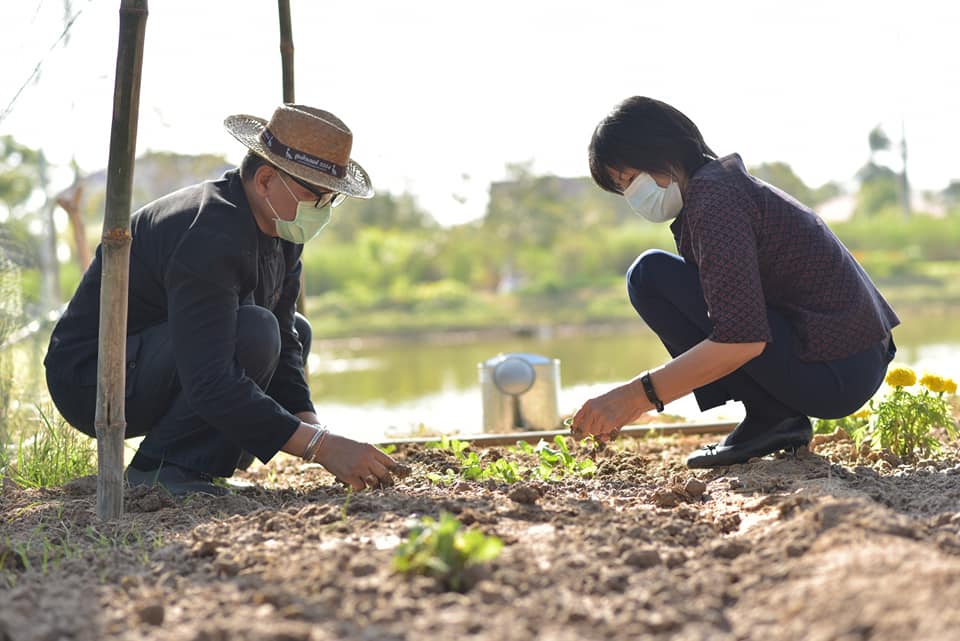 พช.มหาสารคาม ผนึกกำลังกลุ่มองค์กรสตรี ผู้นำชุมชน รับมือภัย COVID-19 จัดกิจกรรม Kick off ปฏิบัติการปลูกผักสวนครัวเพื่อสร้างความมั่นคงทางอาหาร ระยะ 2
