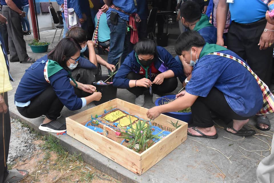 ผู้เข้าร่วมฝึกอบรมทักษะระยะสั้นการพัฒนากสิกรรมสู่ระบบเศรษฐกิจพอเพียง รูปแบบ โคก หนอง นา โมเดล ระดมสมองออกแบบเชิงภูมิสังคมไทย ตามหลักการพัฒนาภูมิสังคมอย่างยั่งยืนเพื่อการพึ่งตนเองและรองรับภัยพิบัติ