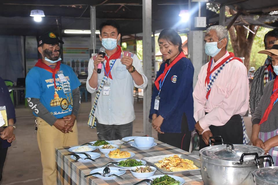 ผู้เข้าร่วมฝึกอบรมทักษะระยะสั้นการพัฒนากสิกรรมสู่ระบบเศรษฐกิจพอเพียง รูปแบบ โคก หนอง นา โมเดล ระดมสมองออกแบบเชิงภูมิสังคมไทย ตามหลักการพัฒนาภูมิสังคมอย่างยั่งยืนเพื่อการพึ่งตนเองและรองรับภัยพิบัติ