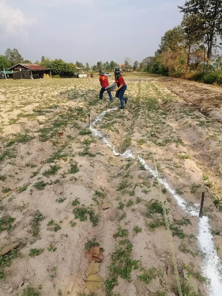ทีม​ สพอ.แกดำ​ ผนึกกำลังภาคีเครือข่าย​ ลงพื้นที่แปลงครัวเรือนต้นแบบ​ เดินหน้าปรับรูปแบบแปลงตามแบบมาตรฐาน โคก หนอง นา โมเดล