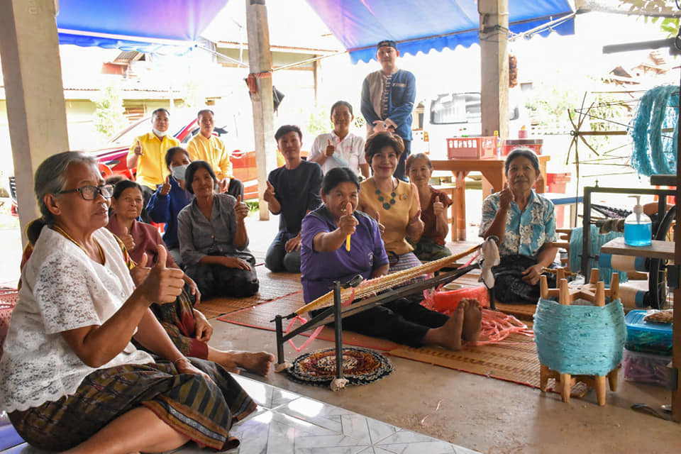 ผู้ตรวจราชการกรมการพัฒนาชุมชน​ ลงพื้นที่ติดตามสนับสนุนกลุ่มทอผ้า​ จังหวัดมหาสารคาม