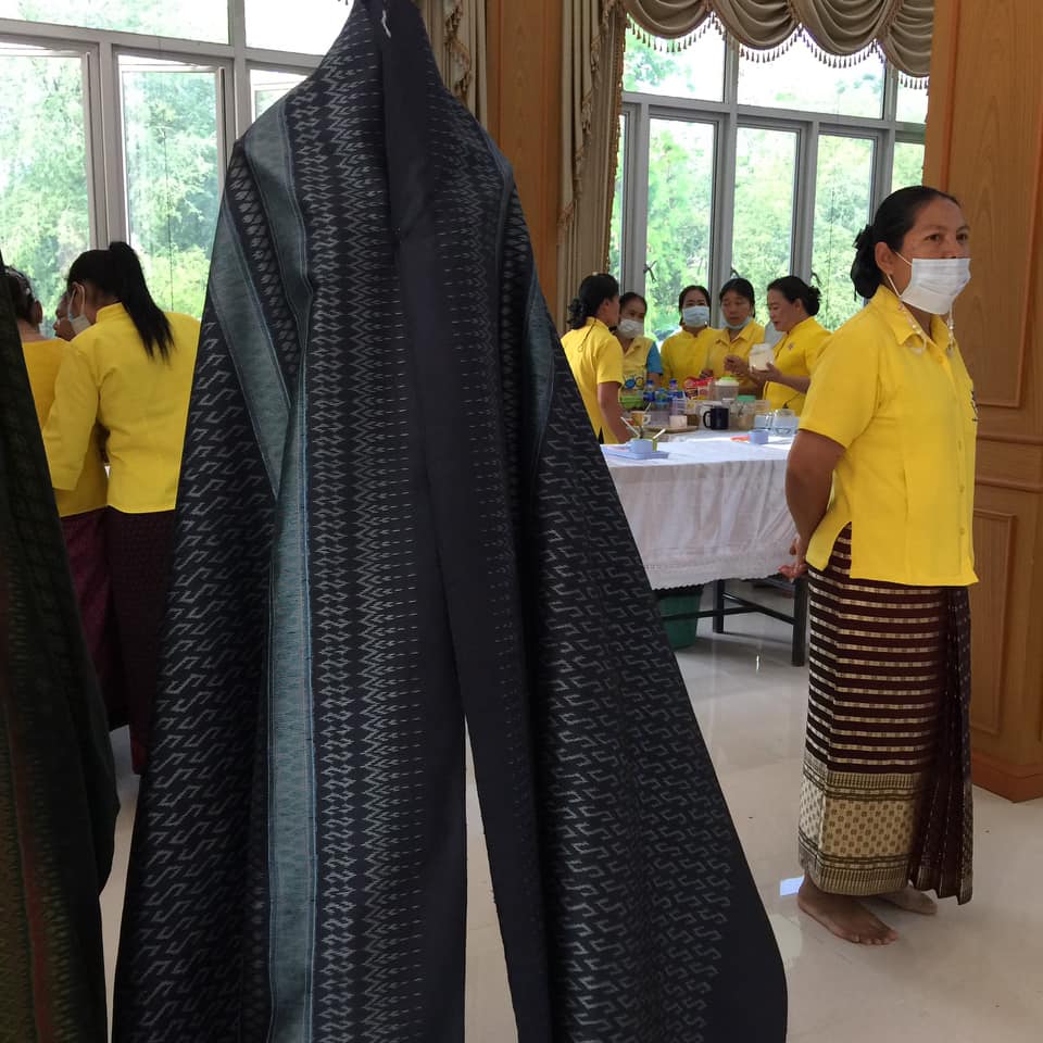 สุดปลื้ม!! พช.มหาสารคาม จับมือผู้ผลิตผู้ประกอบการโอทอป โชว์ “ผ้าลายขอเจ้าฟ้าสิริวัณณวรีฯ” ในที่ประชุมกรมการจังหวัดมหาสารคาม ผู้เข้าประชุมแห่ซื้อและสั่งซื้อ ทำยอดจำหน่ายทะลุเป้า