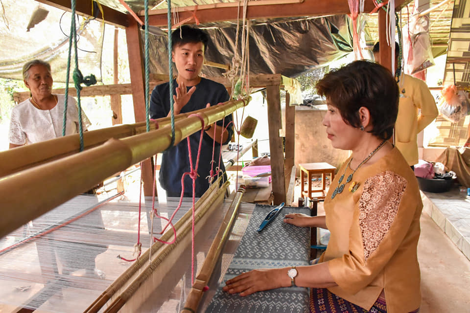 ผู้ตรวจราชการกรมการพัฒนาชุมชน​ ลงพื้นที่ติดตามสนับสนุนกลุ่มทอผ้า​ จังหวัดมหาสารคาม