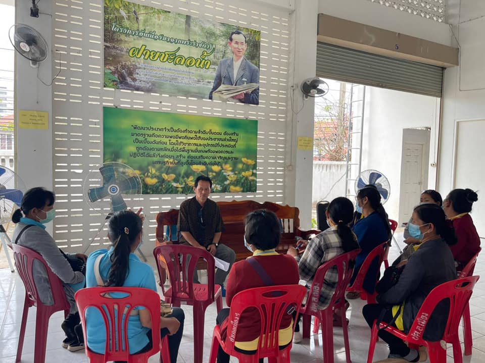สพอ.เมืองมหาสารคามพร้อมด้วยเจ้าหน้าที่พัฒนาชุมชน  จัดประชุมปราชญ์ชุมชนด้านอาชีพ ตามโครงการสร้างความมั่นคงด้านอาชีพและรายได้ ตามหลักปรัชญาของเศรษฐกิจพอเพียง