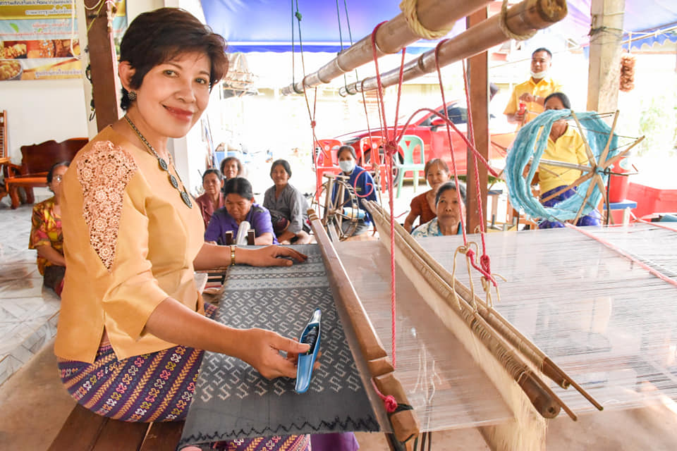 ผู้ตรวจราชการกรมการพัฒนาชุมชน​ ลงพื้นที่ติดตามสนับสนุนกลุ่มทอผ้า​ จังหวัดมหาสารคาม