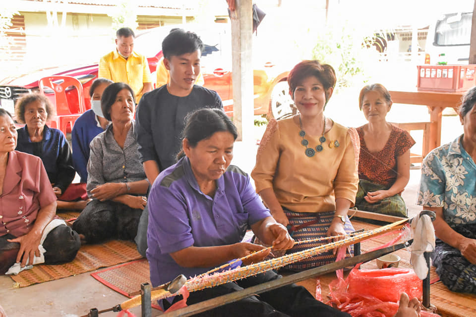 ผู้ตรวจราชการกรมการพัฒนาชุมชน​ ลงพื้นที่ติดตามสนับสนุนกลุ่มทอผ้า​ จังหวัดมหาสารคาม