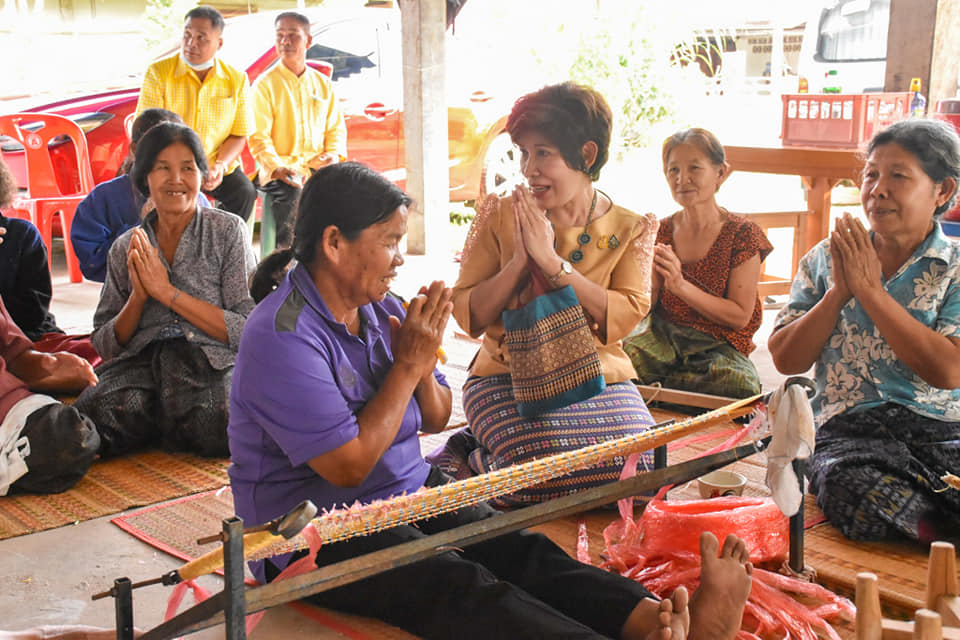 ผู้ตรวจราชการกรมการพัฒนาชุมชน​ ลงพื้นที่ติดตามสนับสนุนกลุ่มทอผ้า​ จังหวัดมหาสารคาม