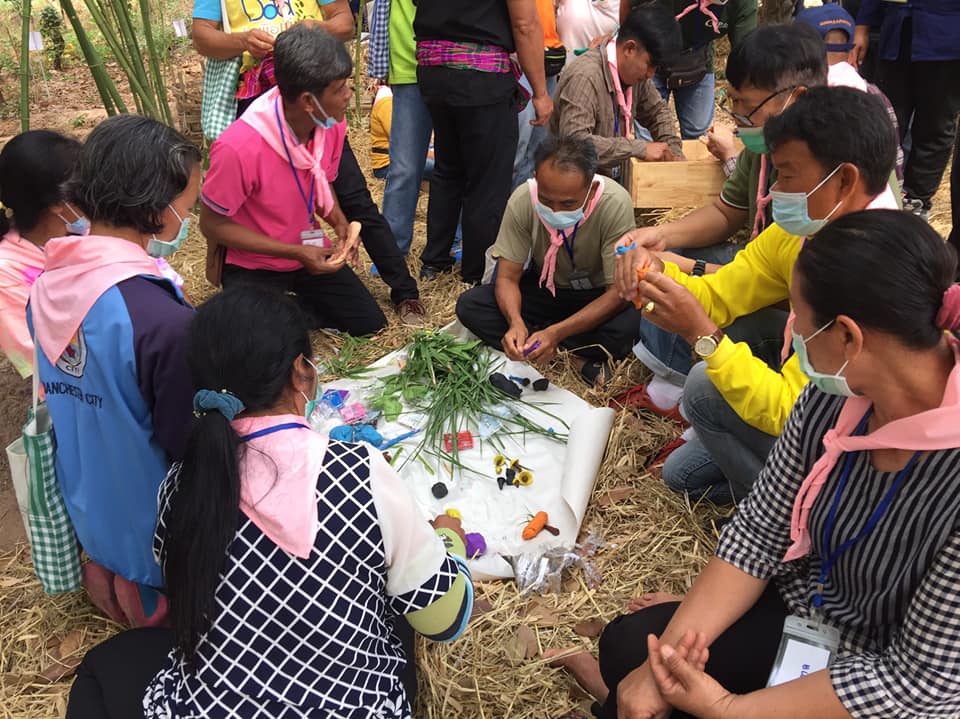 จังหวัดมหาสารคามดำเนินโครงการพัฒนาหมู่บ้านเศรษฐกิจพอเพียง ประจำปี 2564 กิจกรรมสร้างแกนนำขับเคลื่อนหมู่บ้านเศรษฐกิจพอเพียง หลักสูตรเพิ่มทักษะระยะสั้นการพัฒนากสิกรรมสู่ระบบเศรษฐกิจพอเพียง รูปแบบ โคก หนอง นา โมเดล