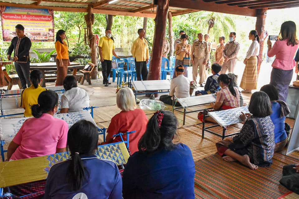 ผู้ตรวจราชการกรมการพัฒนาชุมชน​ ลงพื้นที่ติดตามสนับสนุนกลุ่มทอผ้า​ จังหวัดมหาสารคาม