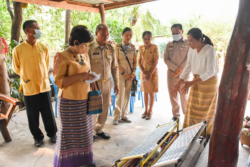 ผู้ตรวจราชการกรมการพัฒนาชุมชน​ ลงพื้นที่ติดตามสนับสนุนกลุ่มทอผ้า​ จังหวัดมหาสารคาม