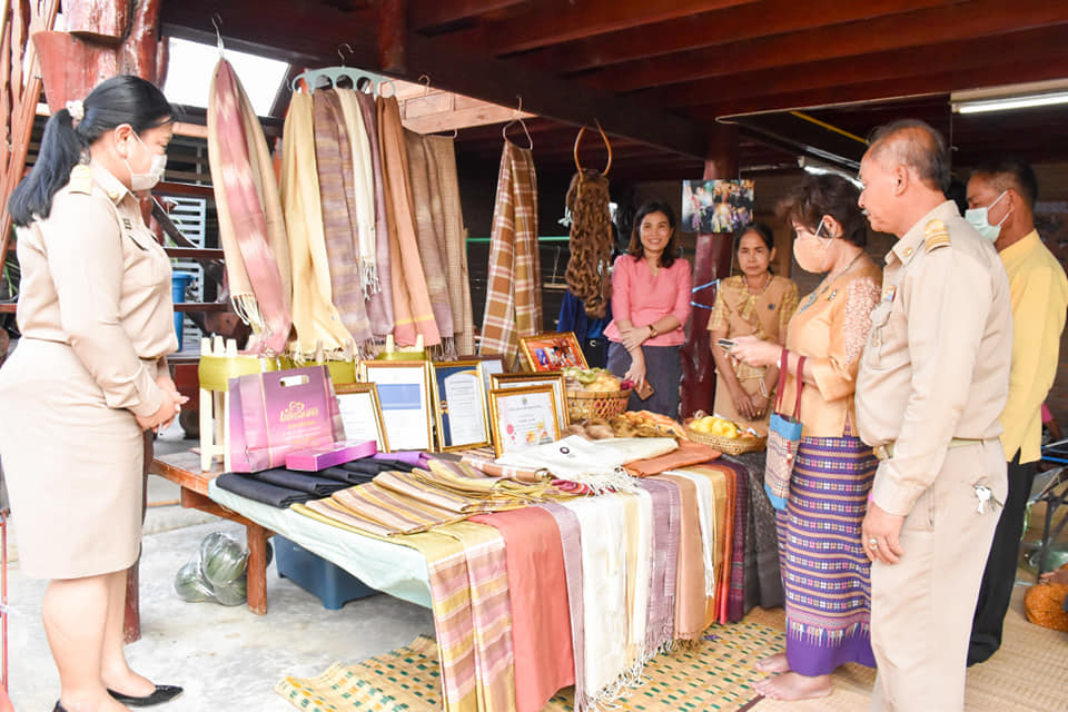 ผู้ตรวจราชการกรมการพัฒนาชุมชน​ ลงพื้นที่ติดตามสนับสนุนกลุ่มทอผ้า​ จังหวัดมหาสารคาม