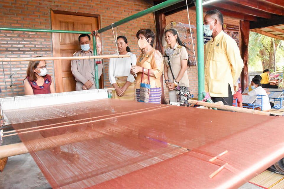 ผู้ตรวจราชการกรมการพัฒนาชุมชน​ ลงพื้นที่ติดตามสนับสนุนกลุ่มทอผ้า​ จังหวัดมหาสารคาม