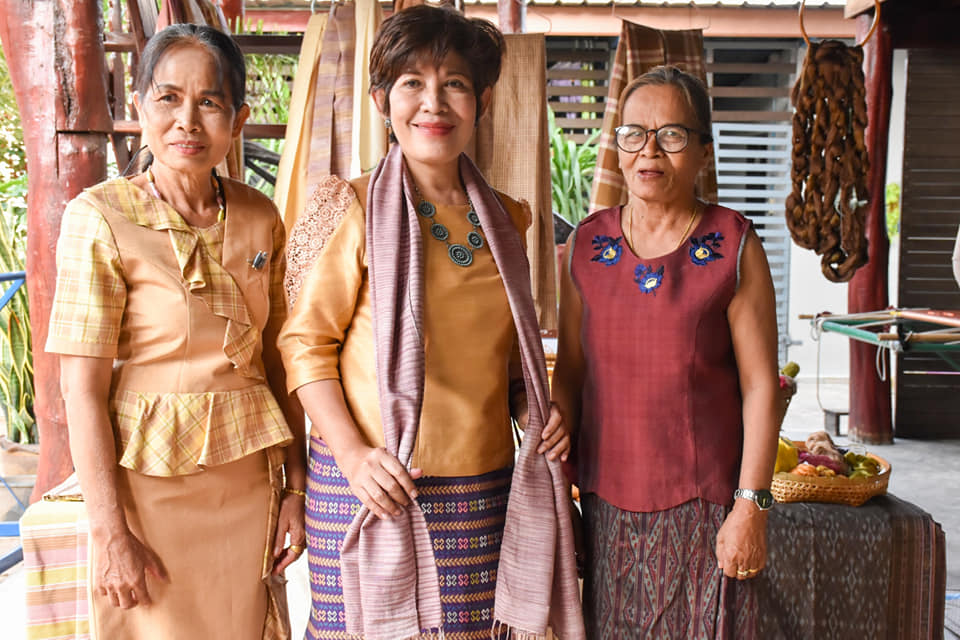 ผู้ตรวจราชการกรมการพัฒนาชุมชน​ ลงพื้นที่ติดตามสนับสนุนกลุ่มทอผ้า​ จังหวัดมหาสารคาม