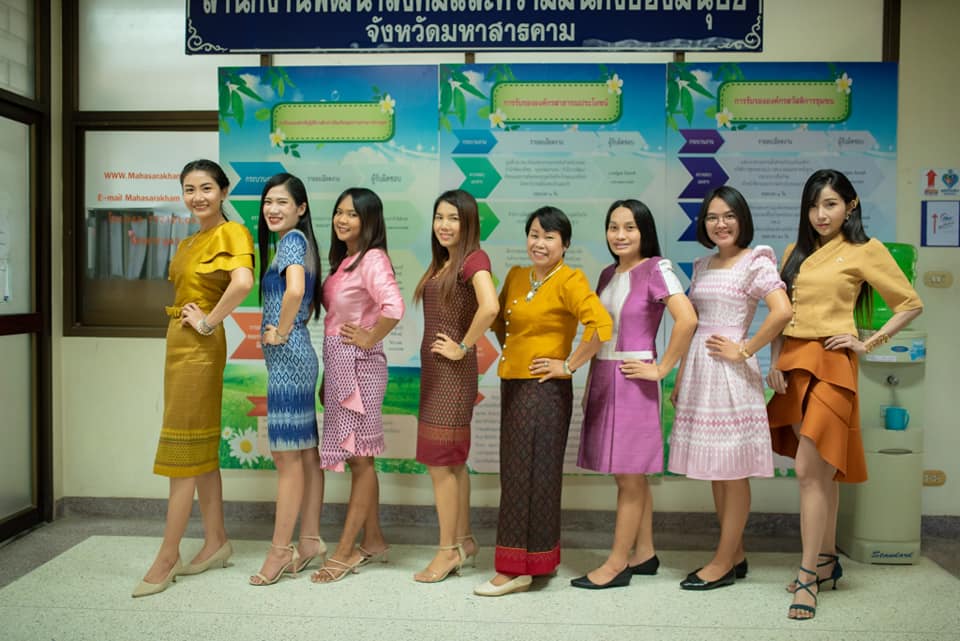 พม.จังหวัดมหาสารคาม ร่วมประชาสัมพันธ์ “ผ้าไทย​ ใส่ให้สนุก” ตามแนวพระดำริ สมเด็จพระเจ้าลูกเธอ เจ้าฟ้าสิริวัณณวรี นารีรัตนราชกัญญา พร้อมขานรับมติ ครม. สนับสนุนการใช้และสวมใส่ผ้าไทย