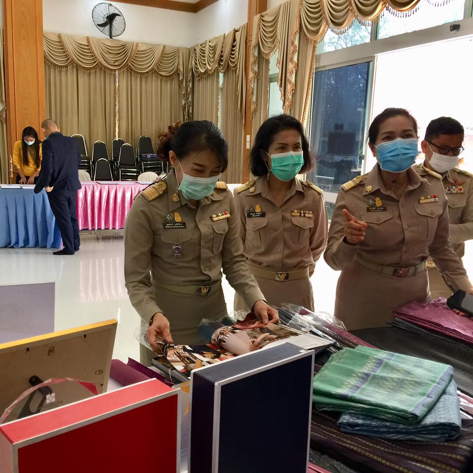สุดปลื้ม!! พช.มหาสารคาม จับมือผู้ผลิตผู้ประกอบการโอทอป โชว์ “ผ้าลายขอเจ้าฟ้าสิริวัณณวรีฯ” ในที่ประชุมกรมการจังหวัดมหาสารคาม ผู้เข้าประชุมแห่ซื้อและสั่งซื้อ ทำยอดจำหน่ายทะลุเป้า