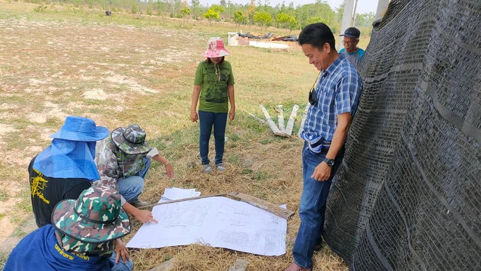 ทีม​ สพอ.แกดำ​ ผนึกกำลังภาคีเครือข่าย​ ลงพื้นที่แปลงครัวเรือนต้นแบบ​ เดินหน้าปรับรูปแบบแปลงตามแบบมาตรฐาน โคก หนอง นา โมเดล