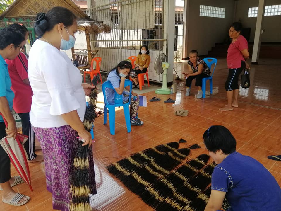 อำเภอโกสุมพิสัย​ น้อมนำพระดำริสมเด็จพระเจ้าลูกเธอ เจ้าฟ้าสิริวัณณวรี นารีรัตนราชกัญญา​ นำผ้าลายพระราชทาน มาทอเป็นเสื่อกกลายขอเจ้าฟ้าสิริวัณณวรีฯ​ ต่อยอดสร้างความหลากหลาย