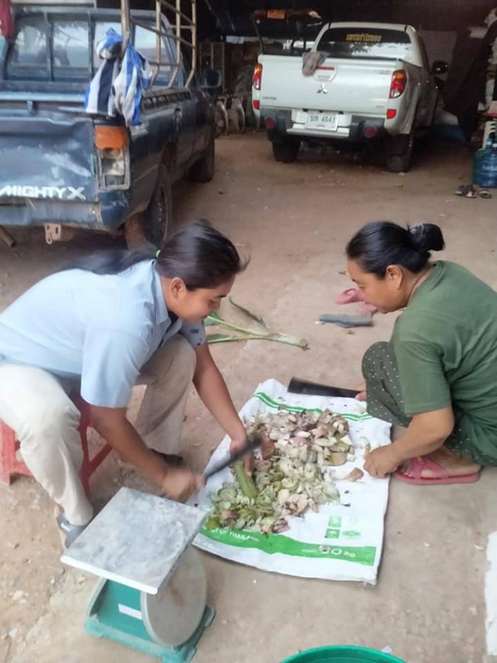 นักพัฒนาพื้นที่ต้นแบบ​ อำเภอชื่นชม​ เสริมแรงทำน้ำหมักบำรุงดินในพื้นที่​ “โคก​ หนอง​ นา​ โมเดล”